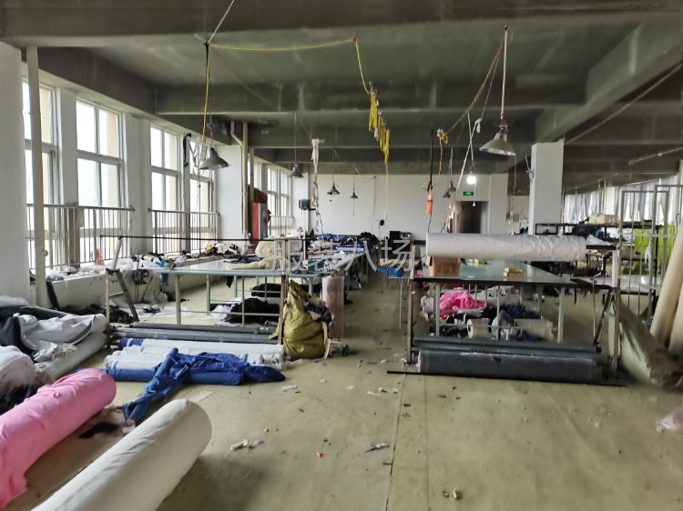 300人服装公司找长期合作外贸一手客源。
羽绒服棉衣压胶类-第4张图片