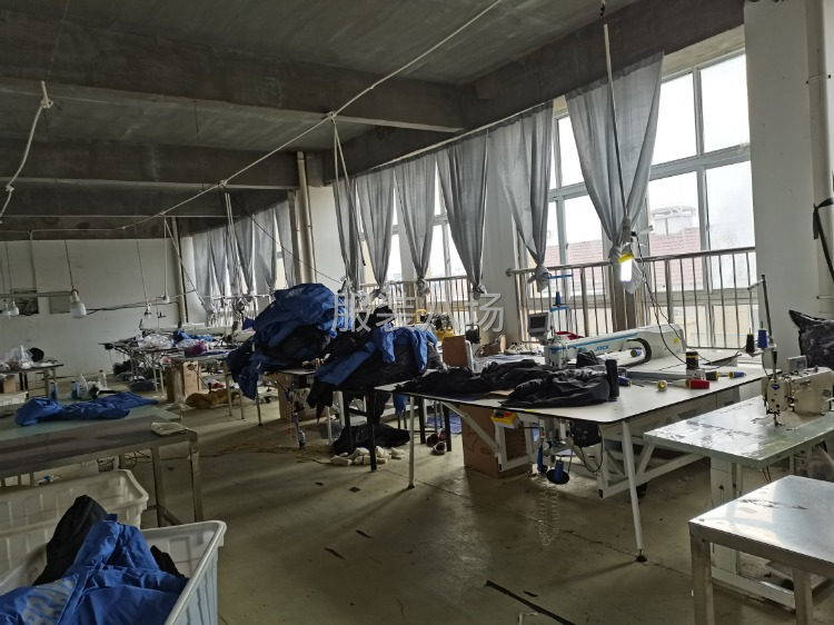 300人服装公司找长期合作外贸一手客源。
羽绒服棉衣压胶类-第3张图片