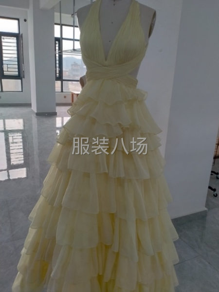 招聘晚礼服大货车位多名-第2张图片
