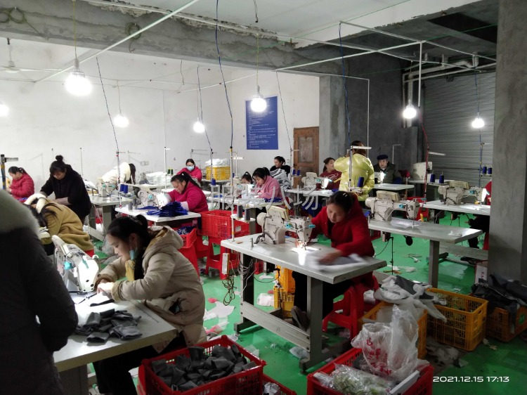 扶贫工厂低于市场价对外承接各制式校服、工装、夹克、网络单-第1张图片
