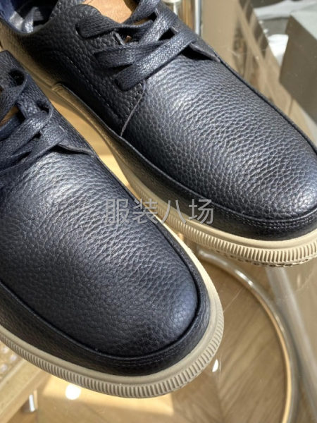 批发休闲鞋1万件-第1张图片