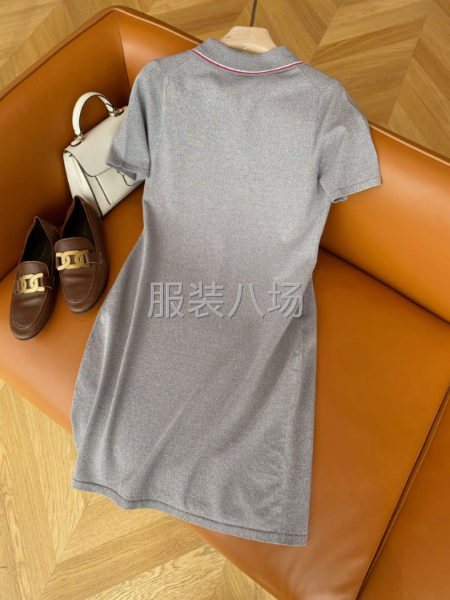批发v领连衣裙1万件-第1张图片