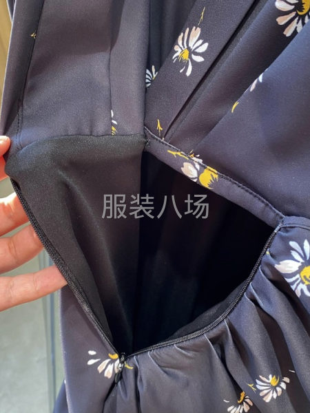 批发高腰v领连衣裙1万件-第8张图片