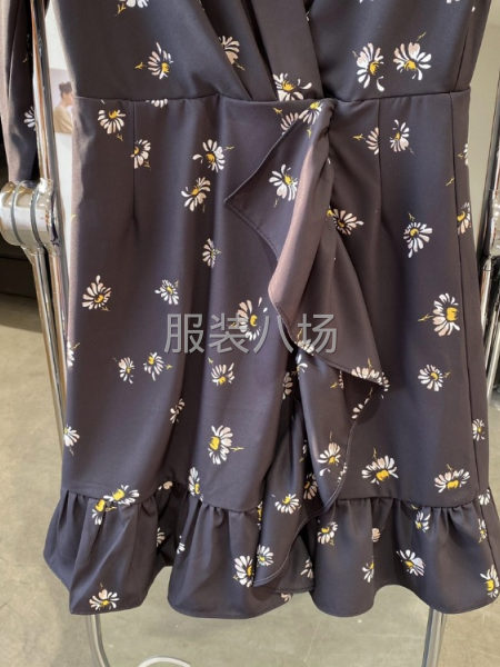 批发高腰v领连衣裙1万件-第2张图片