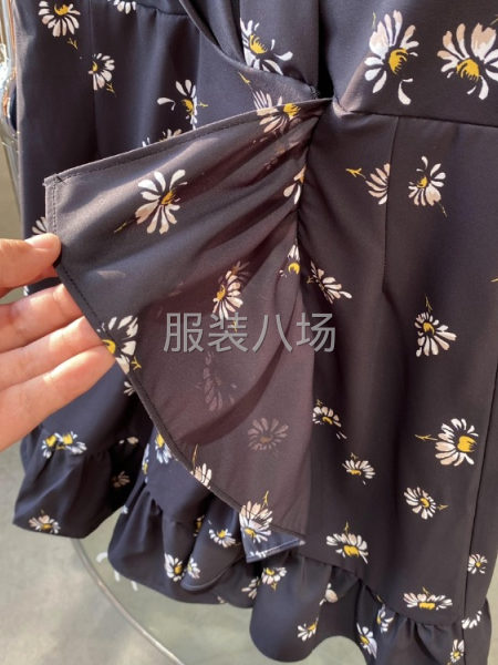 批发高腰v领连衣裙1万件-第3张图片