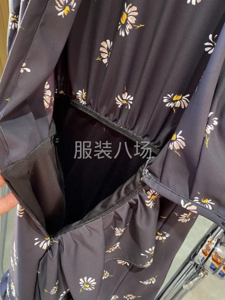 批发高腰v领连衣裙1万件-第5张图片