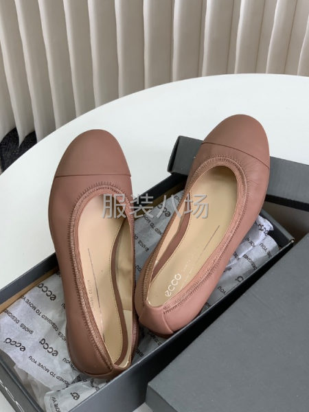 批发女士代步鞋1万件-第1张图片