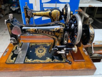 undefined - 百年古董手摇缝纫机多台。收藏使用橱窗展示都可以 - 图3