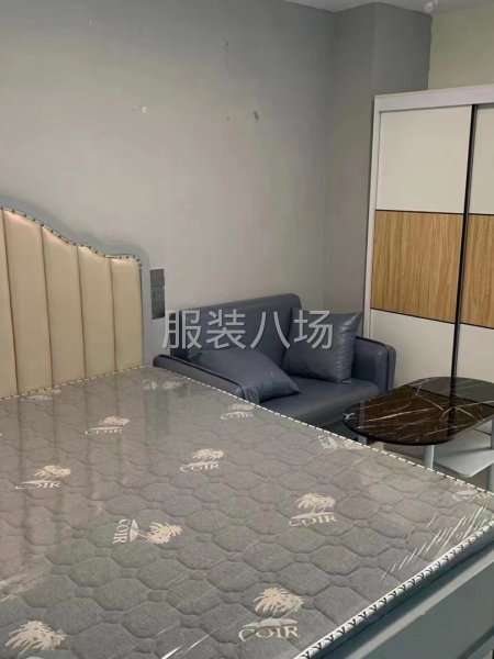 出租新华城附近单间带阳台月1100-第1张图片
