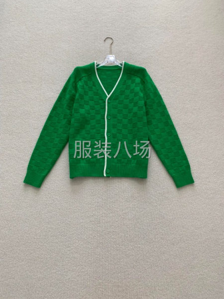 批发绿白撞色针织开衫1万件-第2张图片