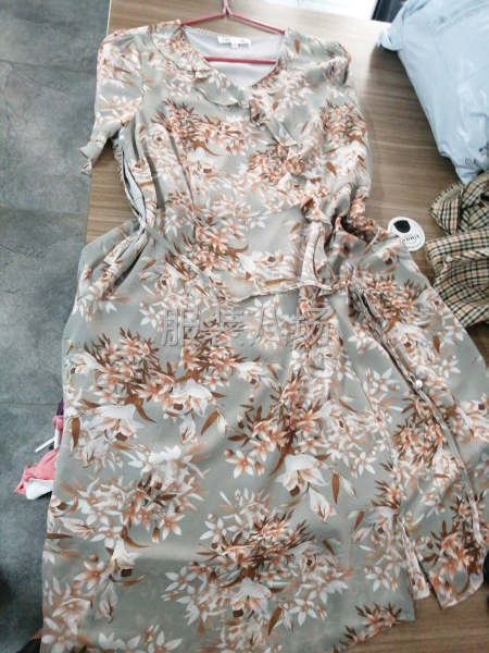 200件连衣裙/上半年雪纺女装比较多，下半年让裤子，外套。-第2张图片