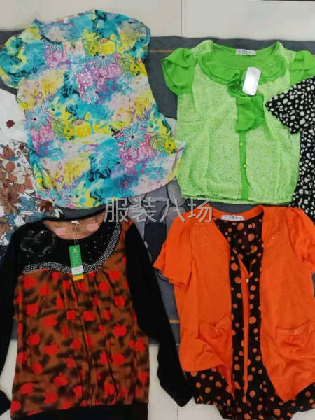 批发中老年服装900件-第1张图片