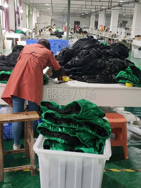 本厂主要生产冲锋衣，户外服，羽绒服，时装等。设施设备齐全-第1张图片