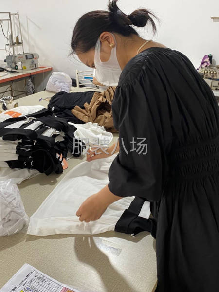 品牌设计总监跟进客户打版情况-第3张图片
