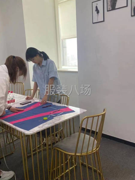品牌设计总监跟进客户打版情况-第2张图片