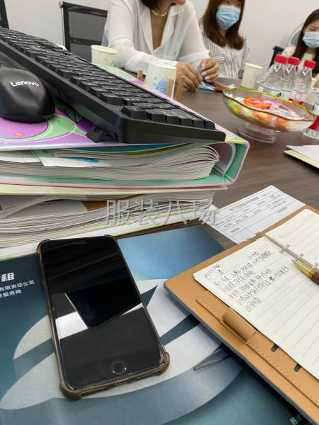 品牌设计总监跟进客户打版情况-第1张图片