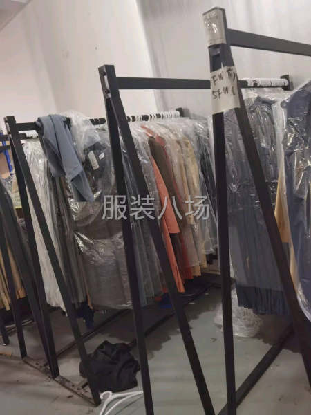 高价回收库存各种衣服，整款，杂款，各种布料，胶带，辅料等-第2张图片