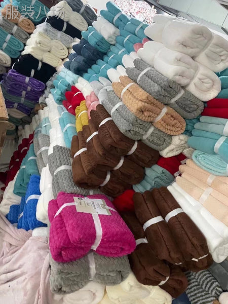 法兰绒礼品毛毯尺寸齐全适合引流礼品外贸出口地摊货源充足-第1张图片