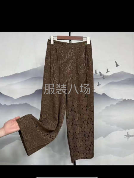 针织类衣服和裤子-第1张图片