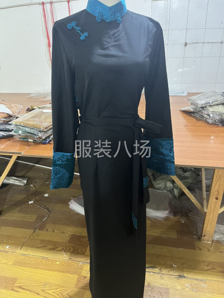 裁剪師一名會值板的藏服民族服裝-第4張圖片