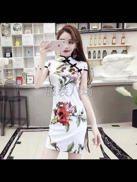 库房新到一批连衣裙，体恤，裤子男装女装都有-第9张图片