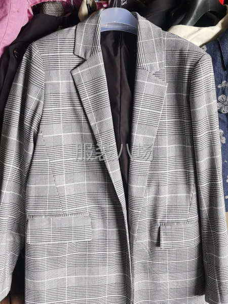 4300件女装小西装外发-第1张图片