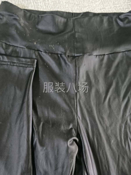主打衬衫，T 恤，弹力皮裤-第4张图片