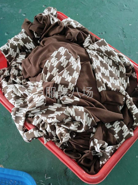 8人小团队都是老师傅，专业个种服装-第1张图片