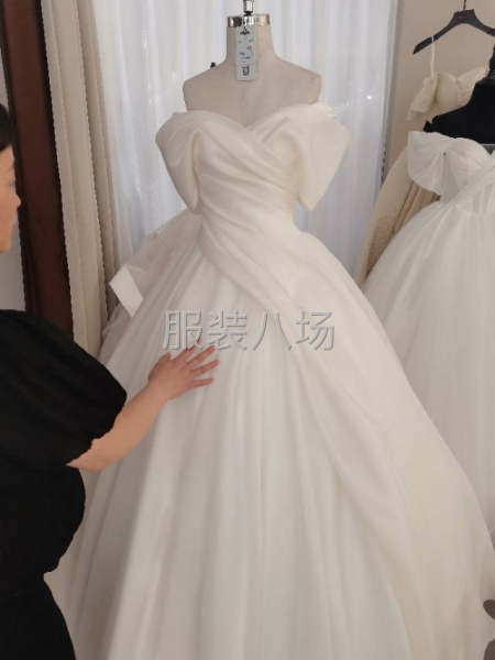 婚纱礼服车位-第1张图片