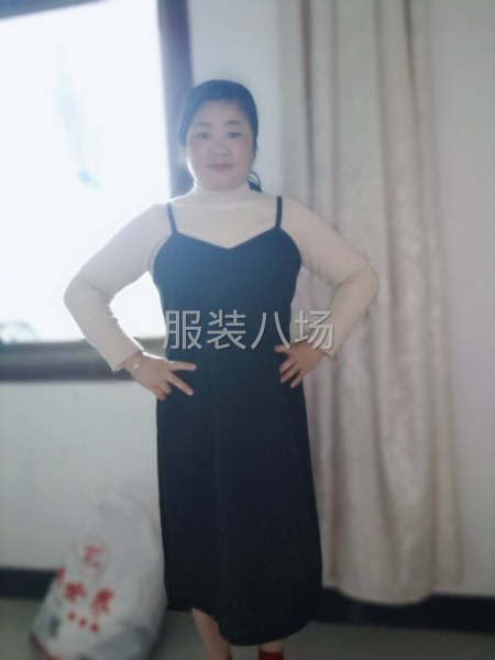 胖立秀黑色吊带裙-第1张图片