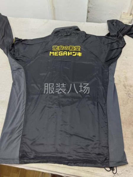 梭织和针织面料镶拼，四线拷边加压线。-第3张图片