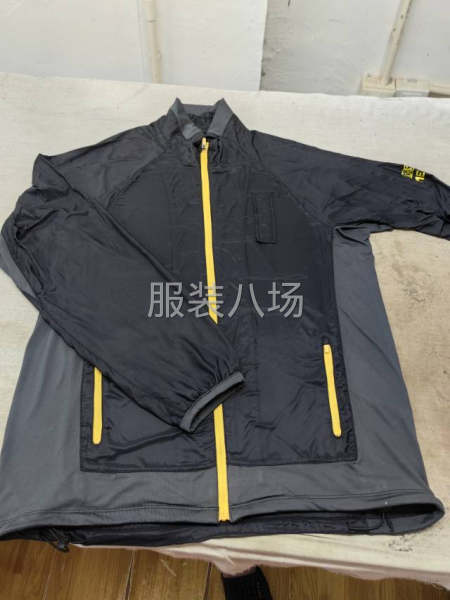 梭织和针织面料镶拼，四线拷边加压线。-第2张图片