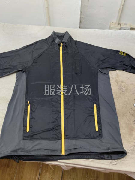 梭织和针织面料镶拼，四线拷边加压线。-第1张图片