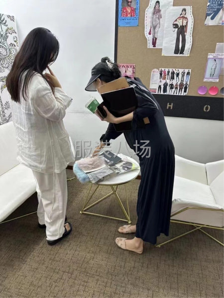 每天都忙碌的服装设计公司-第2张图片