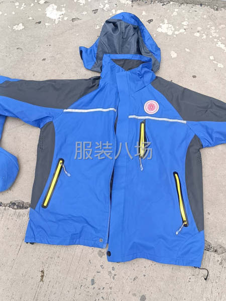 可拆卸內膽的沖鋒衣-第1張圖片