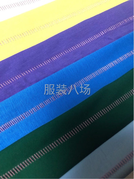 T恤衫下摆袖口一字绣卷边松针加工特种绣花加工服装专机花针加工-第7张图片