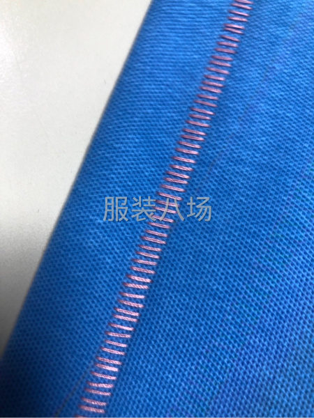 T恤衫下摆袖口一字绣卷边松针加工特种绣花加工服装专机花针加工-第4张图片
