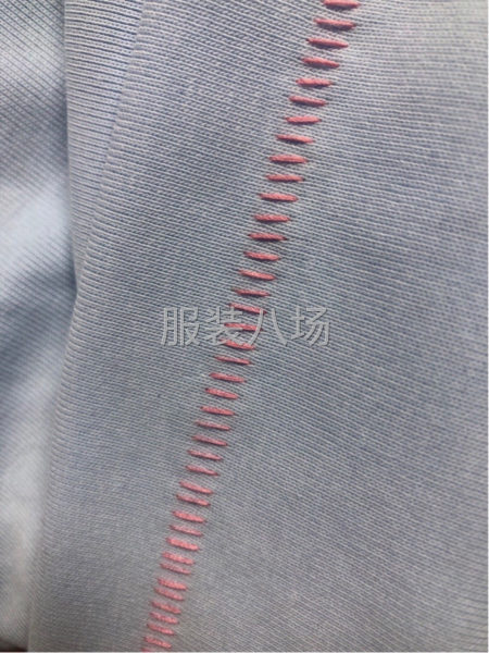 T恤衫下摆袖口一字绣卷边松针加工特种绣花加工服装专机花针加工-第1张图片