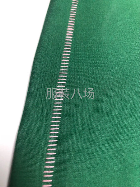 T恤衫下摆袖口一字绣卷边松针加工特种绣花加工服装专机花针加工-第2张图片