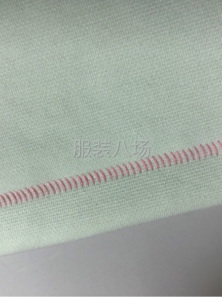 T恤衫下摆袖口一字绣卷边松针加工特种绣花加工服装专机花针加工-第3张图片