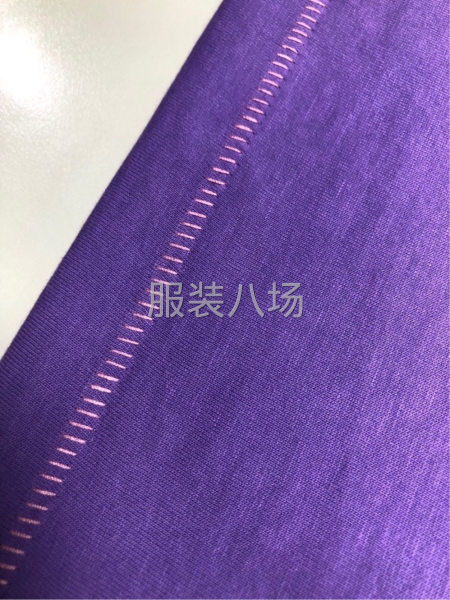T恤衫下摆袖口一字绣卷边松针加工特种绣花加工服装专机花针加工-第6张图片