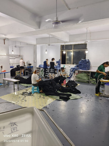 中山半精品女装牛仔工厂-第3张图片