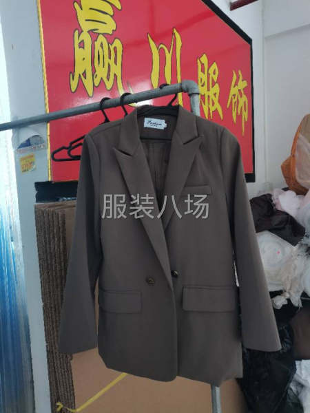 新市棠涌谢家中街2号5楼承接加工各品类服装-第1张图片