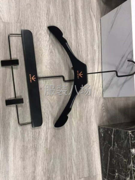 衣深圳市塑料衣架厂，本公司是专业生产各类中高档塑料衣架，实木-第8张图片
