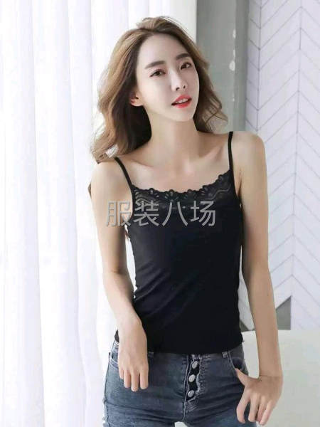 蕾丝边吊带衫-第1张图片