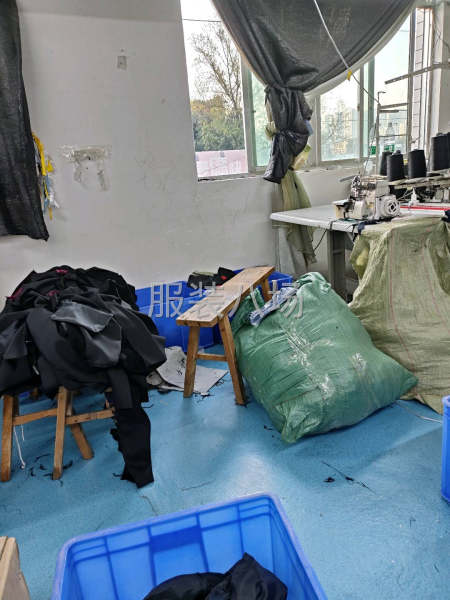 诚招锁边三名，平车三名，货源稳定，包吃住，款式简单，工资准时-第1张图片