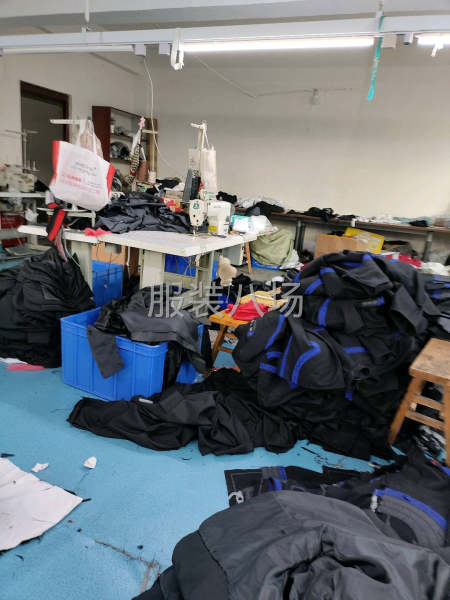 诚招锁边三名，平车三名，货源稳定，包吃住，款式简单，工资准时-第2张图片