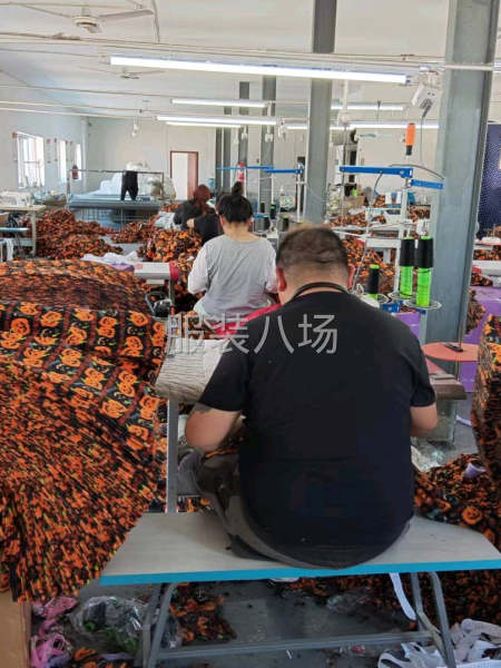 缝纫车工，压门禁线来2名，绷缝1名，靠边做裤子1名-第1张图片
