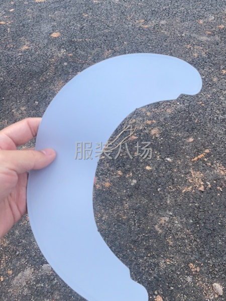 帽檐熨燙復合，皮革和面料中間加一片硬襯布用熨斗燙在一起-第1張圖片