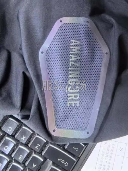 本工厂专做无缝衬衫贴合激光切割 镭射口袋加工，压花烫图激光冲-第4张图片